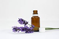 Aromaöl mit Lavendel dekoriert